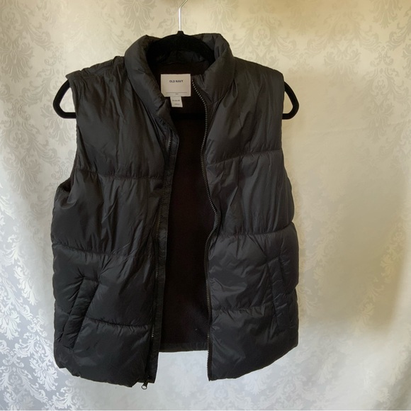 Black Vest, puffer style, lined in black. Full zip. Boys Old Navy - Picture 2 of 6